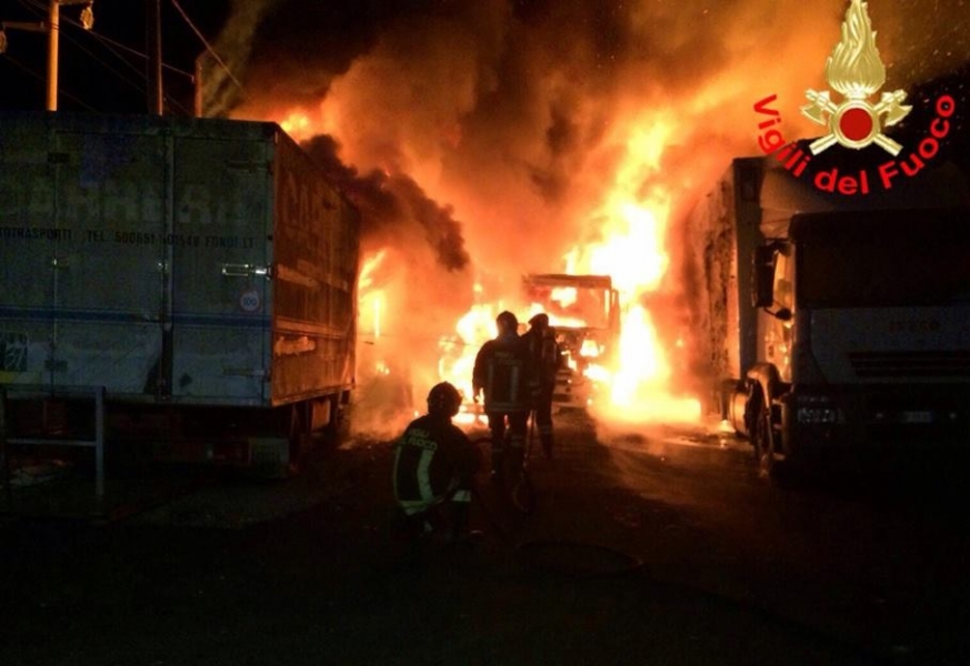 Tre mezzi a fuoco in una ditta di autotrasporto