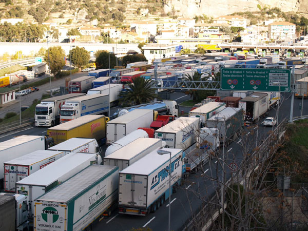Il 18 marzo in tutta Italia il Tir Day di Unatras