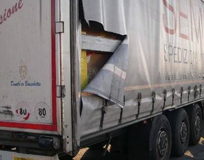 Bologna: svuotavano camion in A14, due arresti