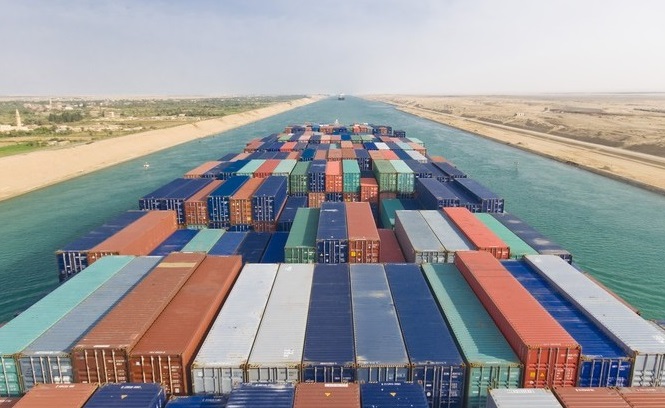 Diminuisce il transito di merci nel Canale di Suez