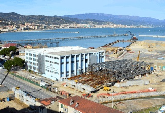Iniziata la posa del cavalcavia di collegamento con la piattaforma multipurpose di Vado Ligure