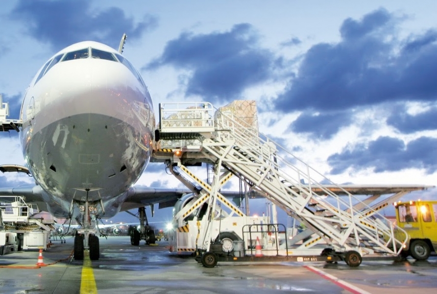 L'aereo fa il pieno di prodotti freschi