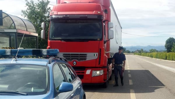 Guida il camion con la scheda di un altro conducente: multa e patente ritirata
