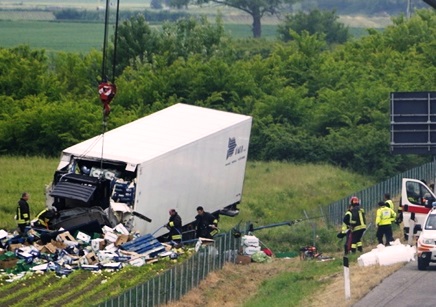 A21 Torino-Piacenza: autista incastrato cinque ore sotto il camion