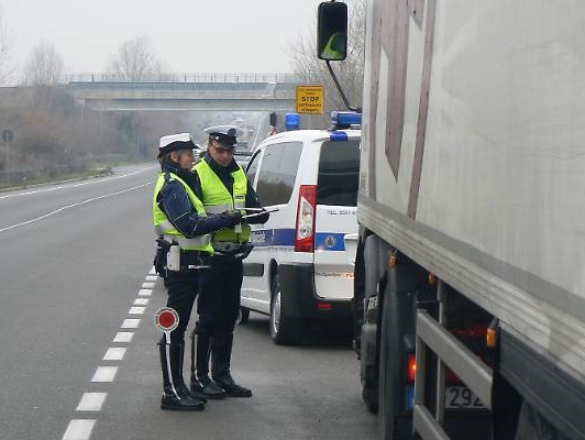 Fermano un camionista ubriaco ma scoprono una storia di sfruttamento del lavoro
