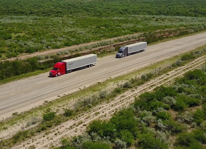 Daimler Trucks avvia test platooning negli USA