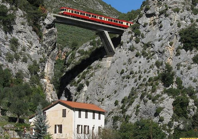 Treni merci sulla linea internazionale che attraversa il Tenda