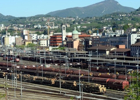 Treni merci: lunghi tempi di attesa tra Svizzera e Italia