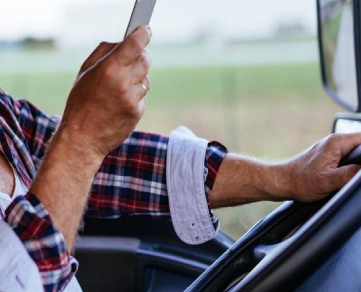 Patente subito sospesa a chi viene sorpreso al volante a parlare col cellulare