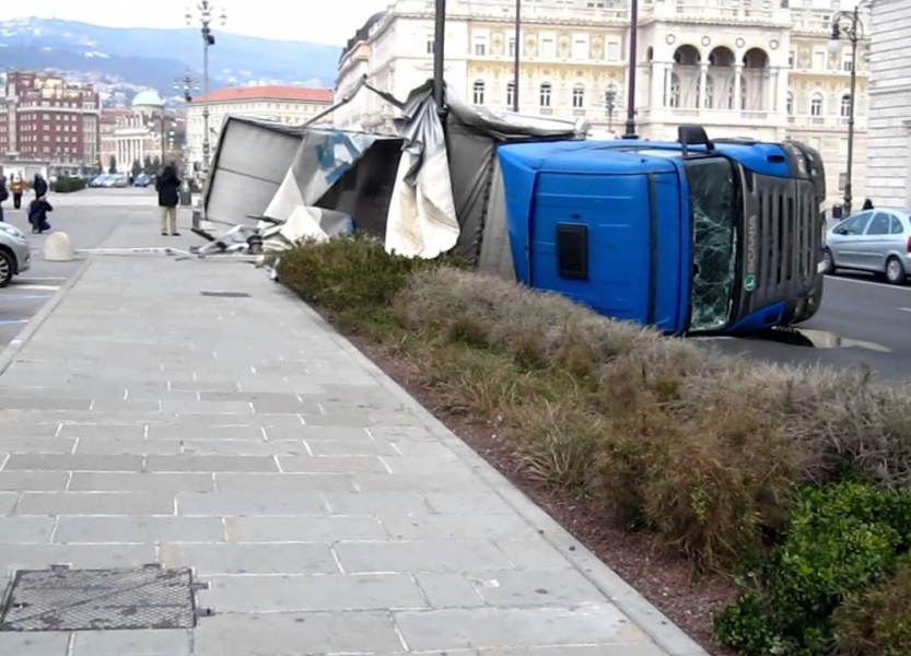 Vento killer, un pericolo per gli autotrasportatori