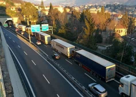 Blocco mezzi pesanti alla dogana di Chiasso