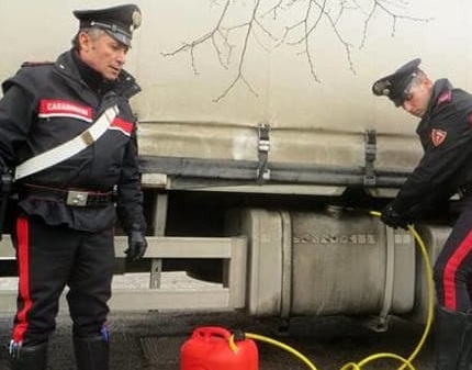 Ruba il gasolio dal camion della ditta per fare il pieno all'auto dell'amico