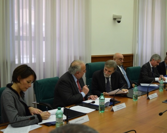 Porti sostenibili: firmato accordo per l'uso del Gnl alla presenza del Ministro Delrio