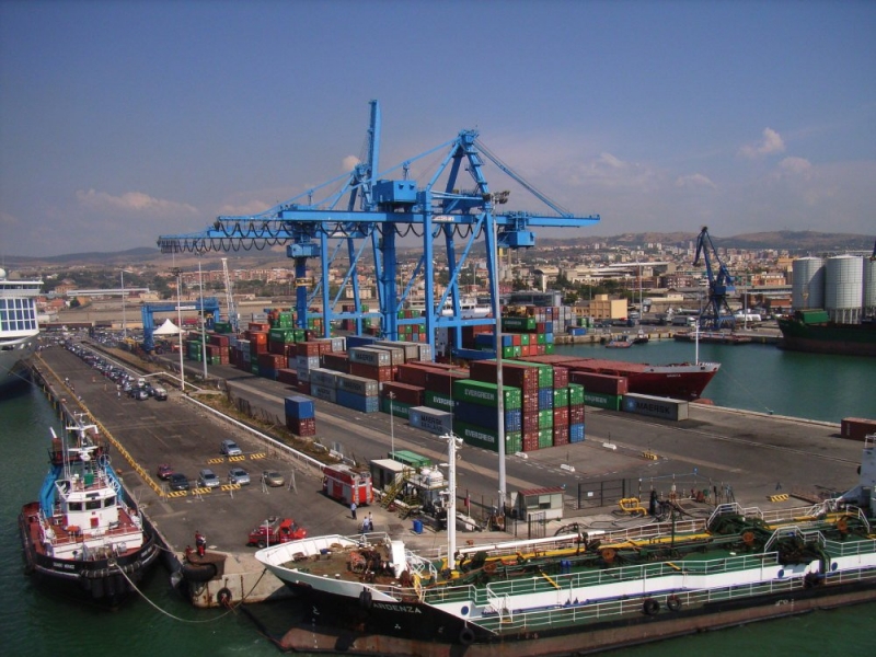 Porto di Civitavecchia, il fermo dei servizi degli autotrasportatori d i primi frutti
