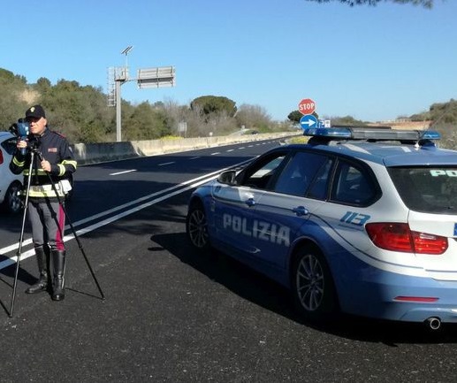 Guida un camion al telefono, con un bimbo in braccio e senza patente