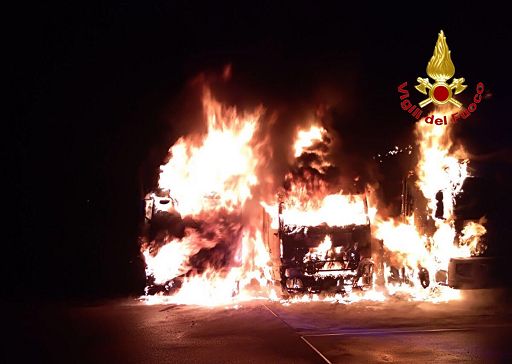 A fuoco tre tir nel cortile di ditta autotrasporti nel Milanese