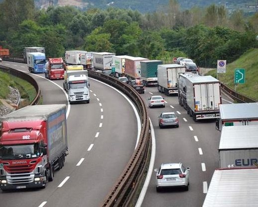 L'Austria ferma i Tir italiani (e la nostra economia) e il Governo resta fermo a guardare