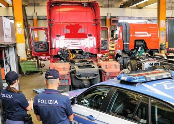 Tachimetri taroccati con il Bluetooth: 10mila euro di multa a due camionisti