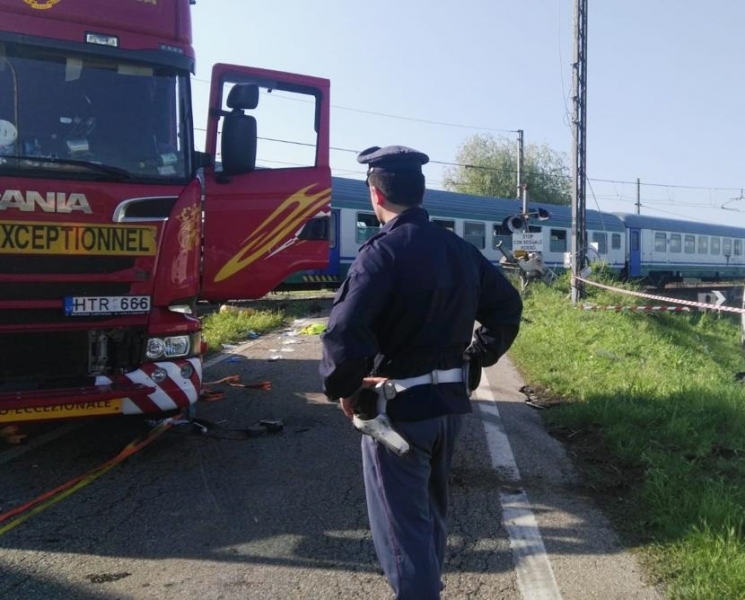 Due morti e 23 feriti nell'incidente tra un Tir e un treno a Caluso