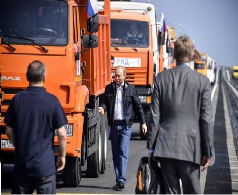 Putin al volante di un camion inaugura il Ponte tra la Crimea e la Russia