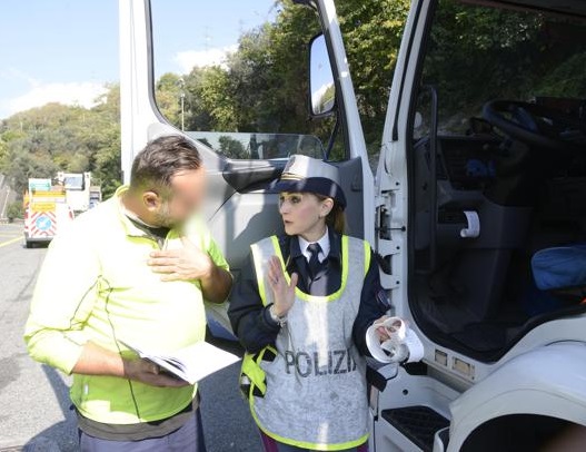 Tir ''taroccati'' per saltare le soste, oltre 20 camionisti denunciati alla Spezia