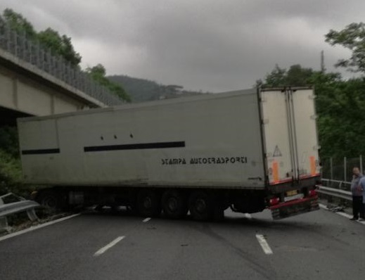 Limitazioni ai Tir, usiamo lo schema svizzero