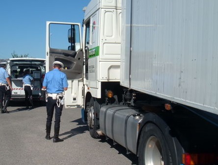 Autotrasportatore sorpreso alla guida tre giorni dopo il ritiro della patente