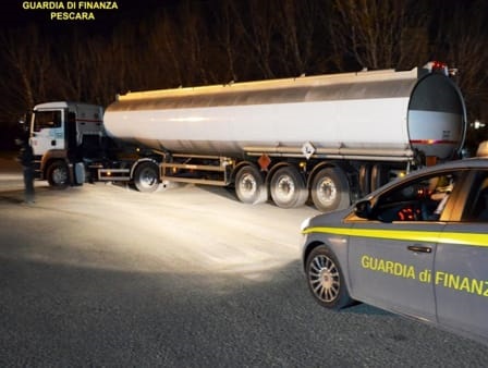 28 mila litri di gasolio di contrabbando: sequestrata autocisterna