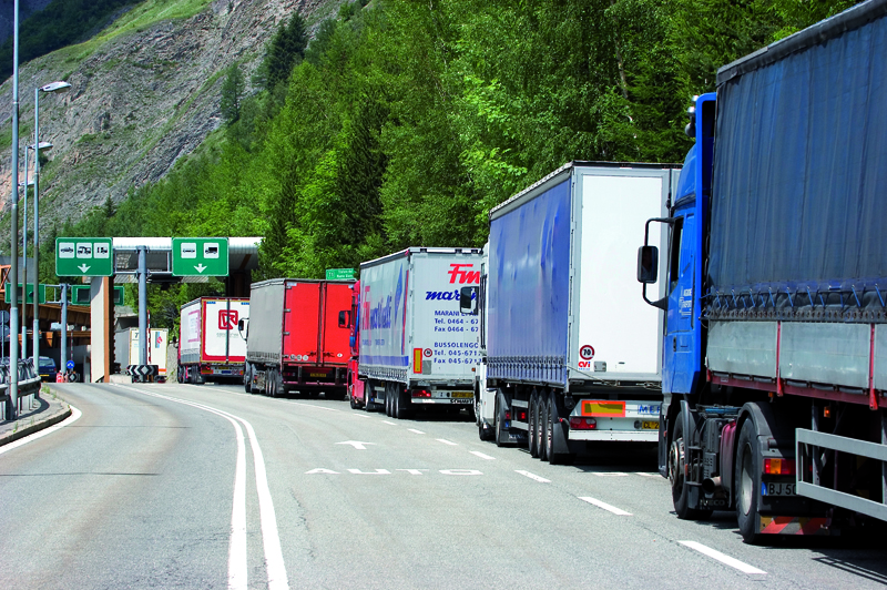 Fermo ai tir e clienti ''rubati'' alle stazioni di servizio: l'Italia ''fermi'' l'Austria