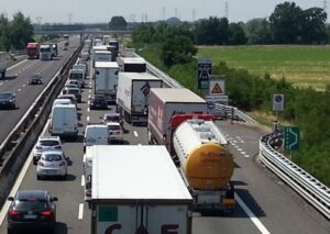 Divieti circolazione camion luglio e agosto