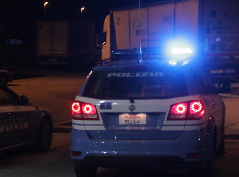 Incubo per un camionista: fermato da finti agenti viene rapinato