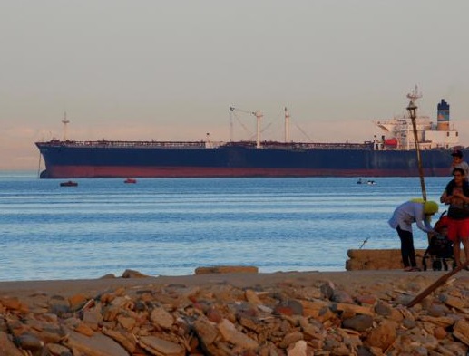 Maxi tamponamento tra navi nel Canale di Suez