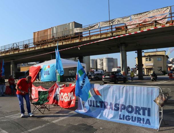 Finito lo sciopero dell'autotrasporto, traffico paralizzato a Ponente