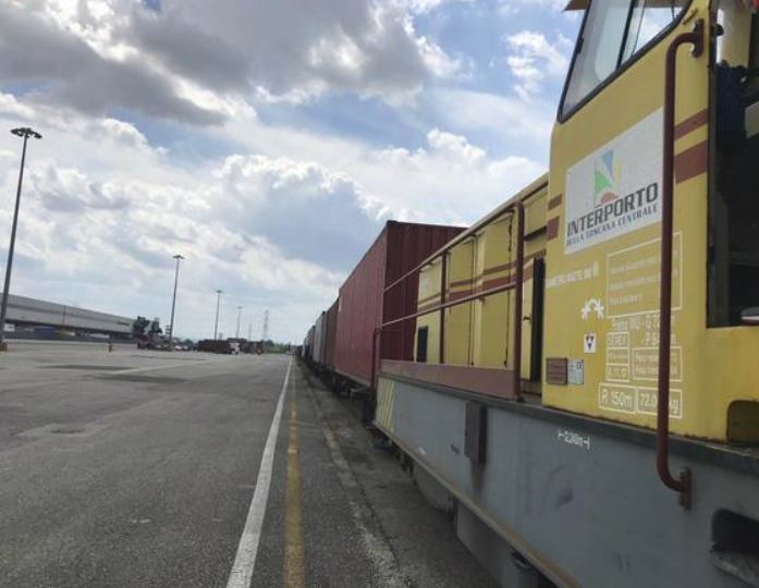 Primo treno merci tra porto Spezia e interporto Prato