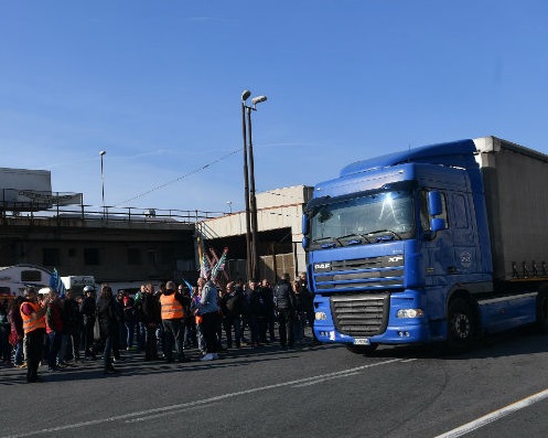 Giachino: il governo convochi i trasportatori, il blocco dei porti darebbe un colpo alla nostra economia