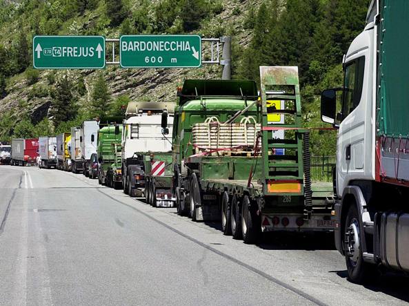 Allarme Ue: troppi Tir attraverso le Alpi, costruire tunnel ferroviari per abbassare i costi
