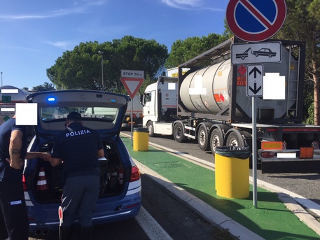 Trasporto merci pericolose, sanzioni della Polstrada sulla A14