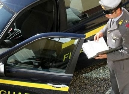 Saccheggiano la loro società per non pagare le tasse e vanno in Francia