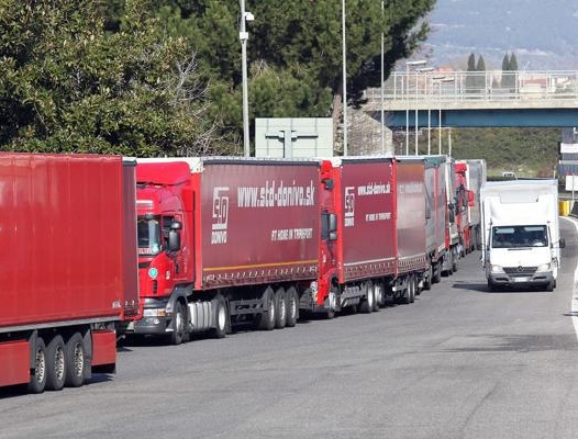 Napoli, code ai varchi: Trasportounito sul piede di guerra