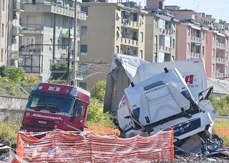 Crollo del Morandi, i pm sequestrano i ''super tir''