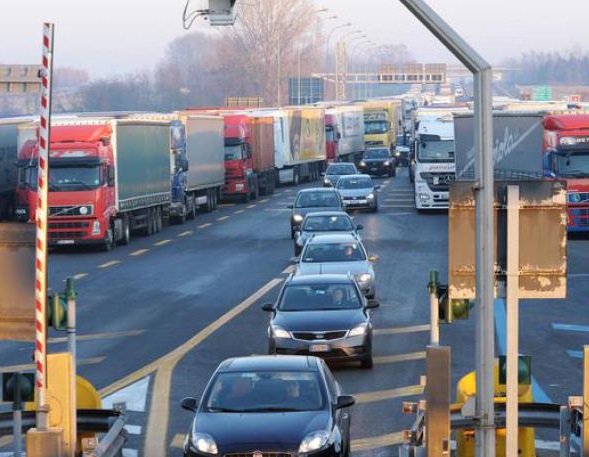 L'economia frena ma i tir sulle strade accelerano: il sospetto che viaggi soprattutto il ''nero''