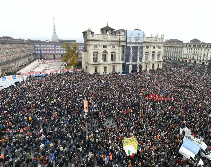 L'onda del ''sì'' riempie piazza Castello
