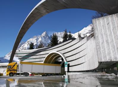 Traforo Monte Bianco: aumento pedaggi e divieto per camion euro 3
