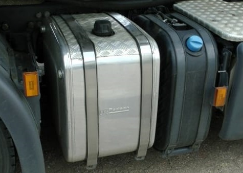 Camionista ruba il gasolio dal tir parcheggiato: arrestato con il complice