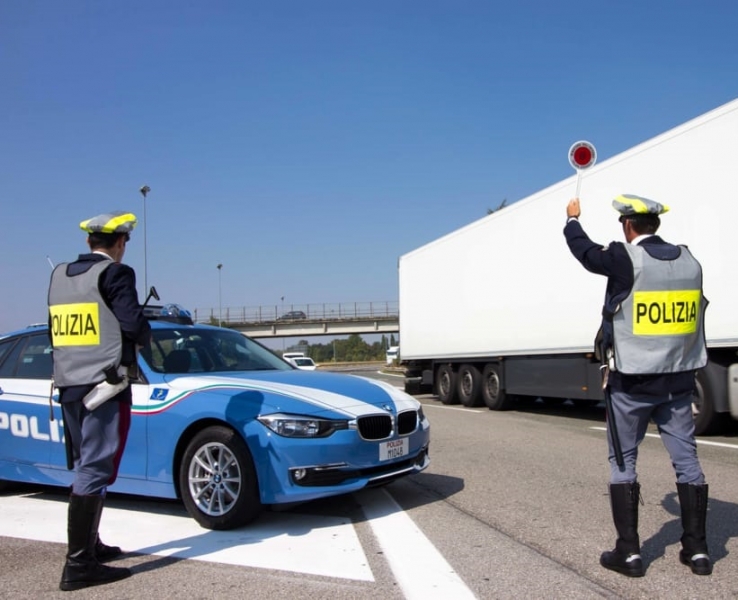 Autotrasportatori nel mirino della Polstrada: 70 i mezzi sanzionati