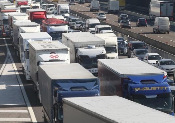 Camionista evita mega incidente sull'A4