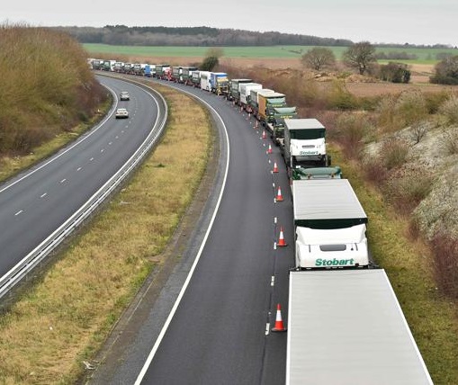 Brexit senza accordo: i camion inglesi simulano l'ingorgone