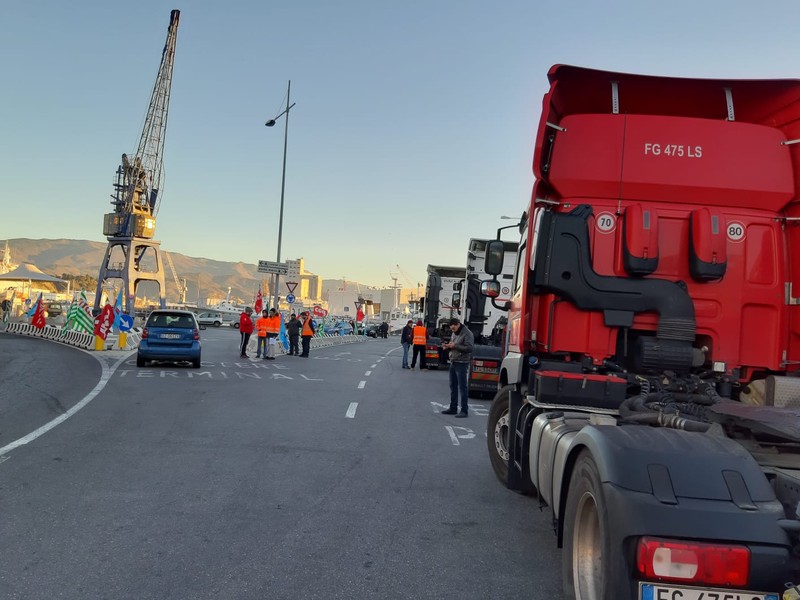 Porti di Savona e Vado bloccati dallo sciopero dei camionisti
