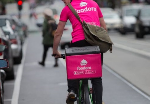 Svolta sui rider: «Siano pagati come dipendenti»