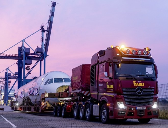Mercedes-Benz Actros 4163 SLT: spettacolare trasporto di un Airbus